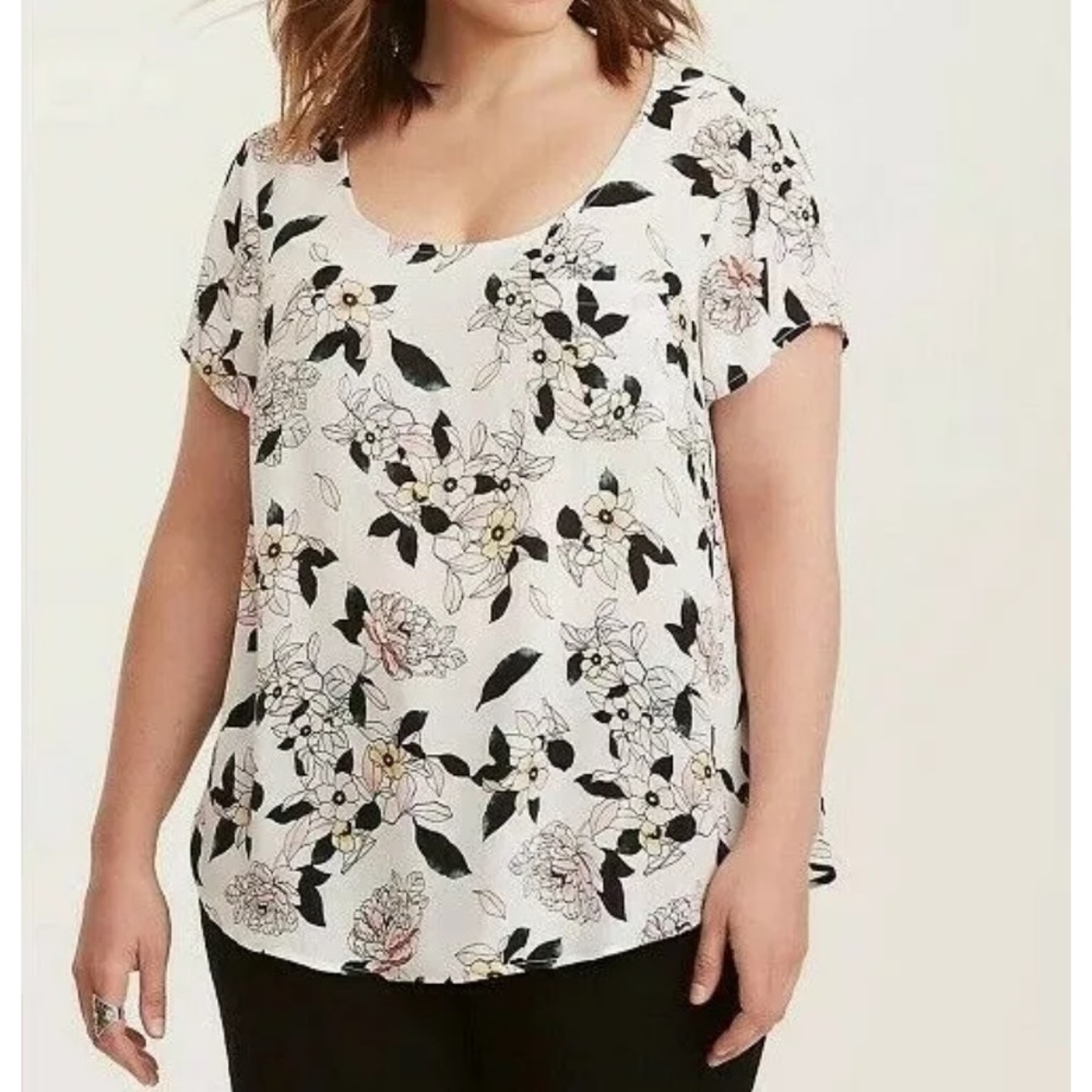 Torrid white floral button back blouse size 3 beautiful condition
